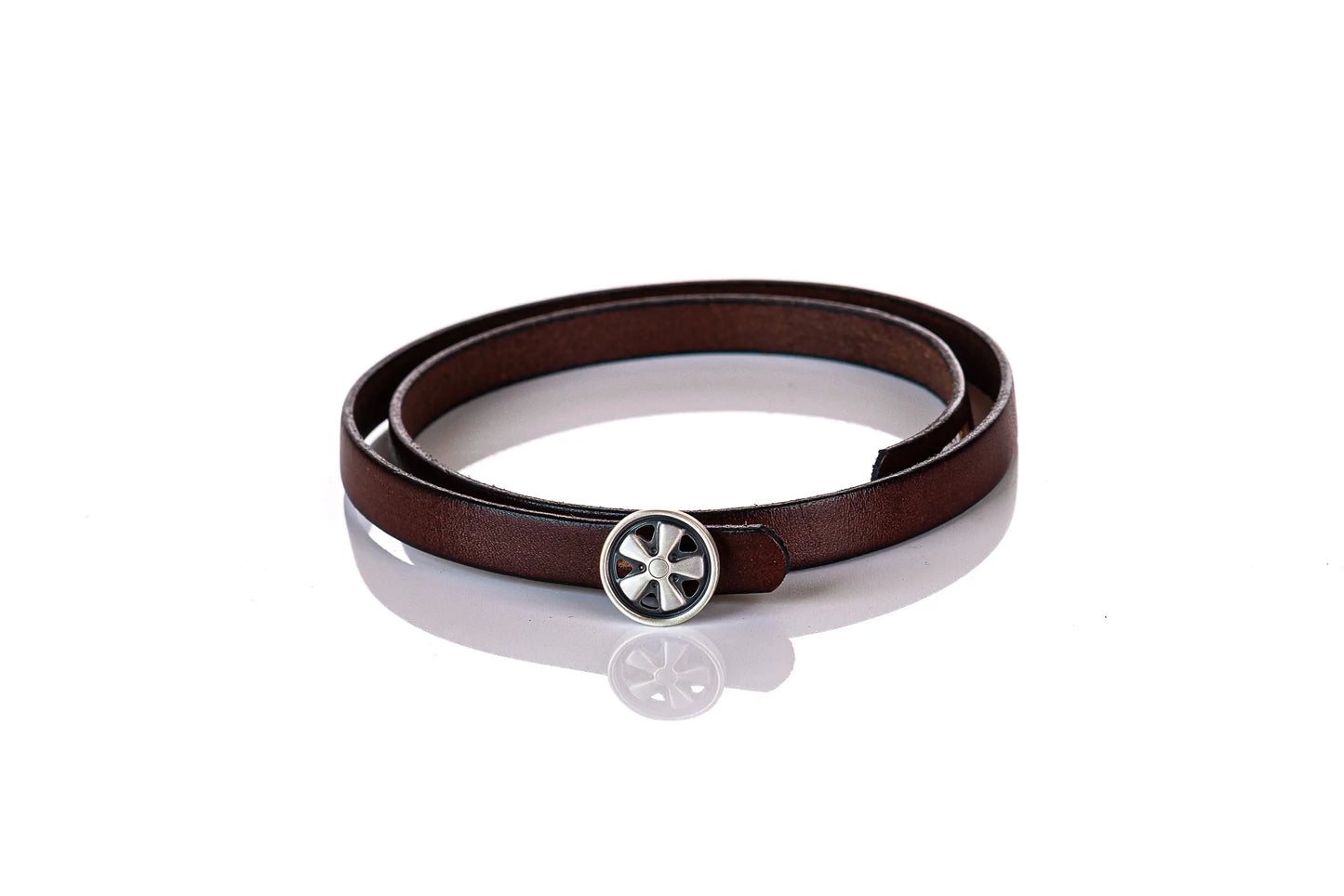 Ein braunes Lederarmband mit silbernen Knopf im Fuchsfelgendesign.