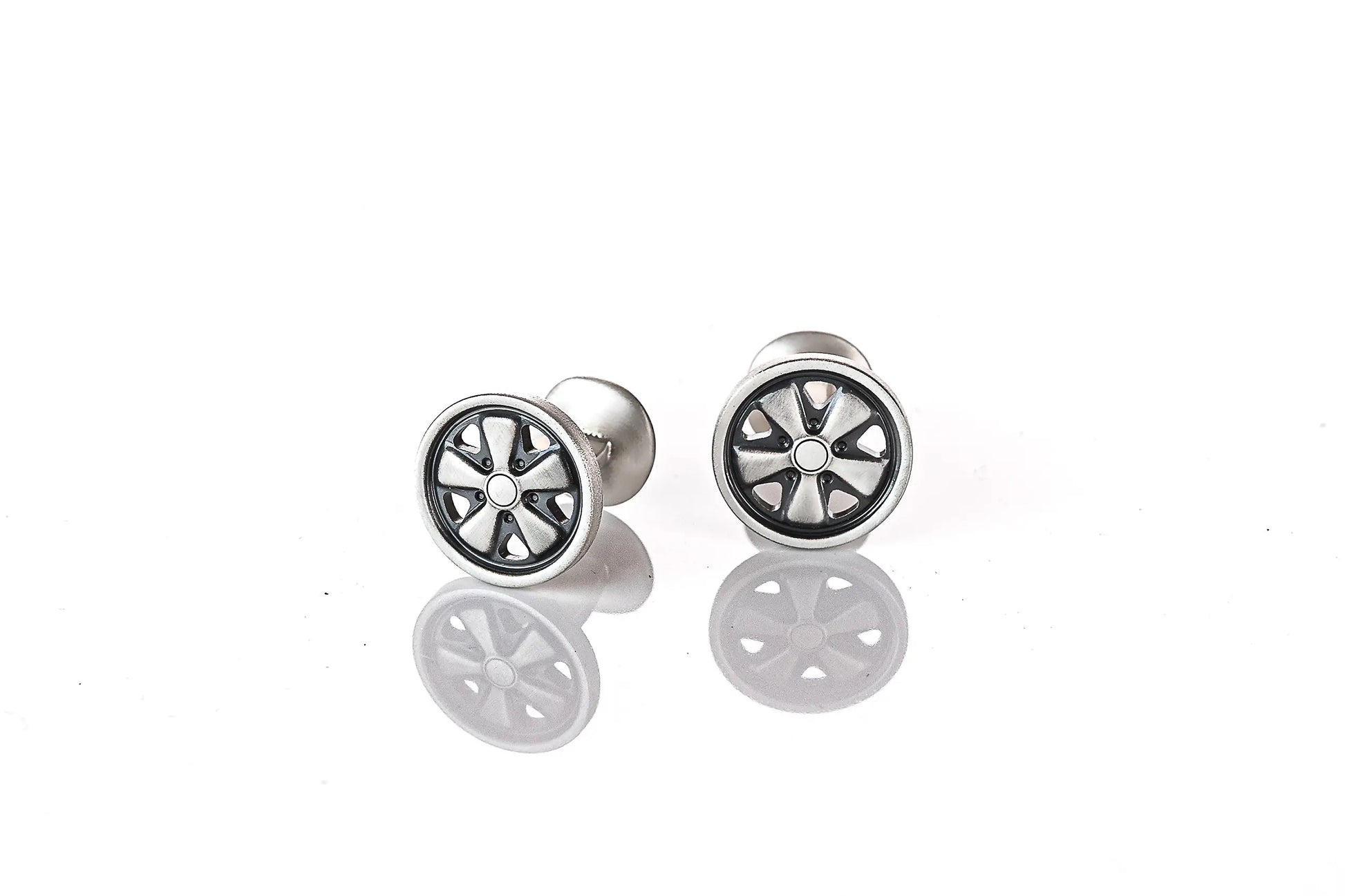 Zwei Manschettenknöpfe im Fuchsfelgendesign, aus 925 Silber - Altsilber gebürstet.